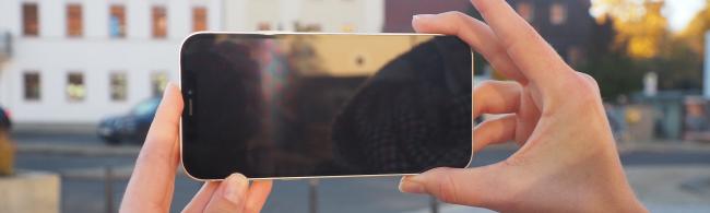 Hand mit Smartphone