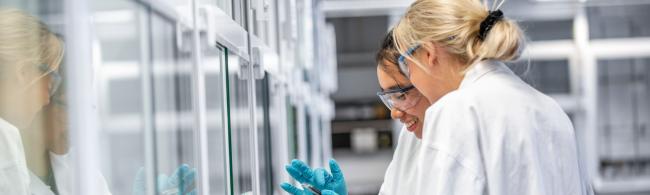 Studierende im Labor