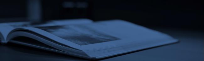 aufgeschlagenes Buch auf einem Tisch