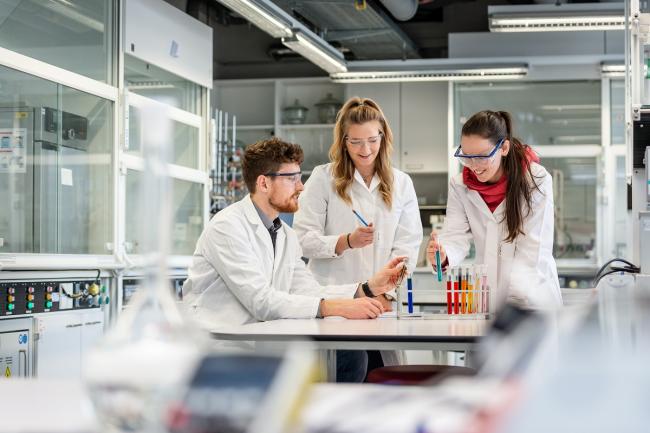Studierende im Labor