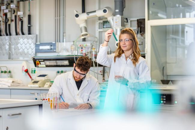 Studierende im Labor
