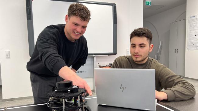 zwei Studierende im Informatik-Labor RoboLab
